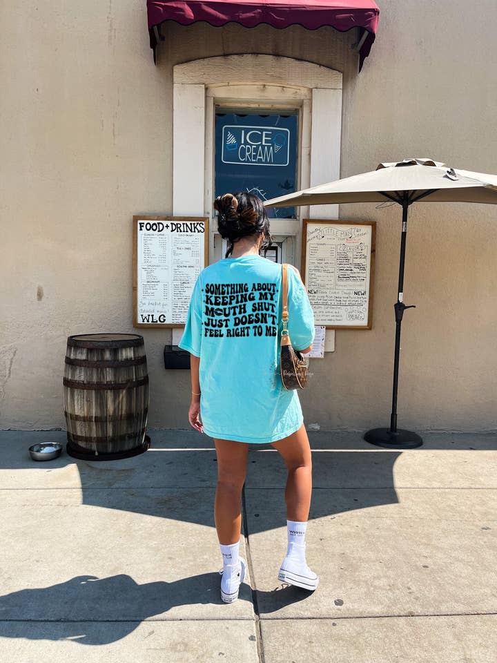 Rebellious Rose LLC – Túnica - Mulher por atacado – Algo sobre como manter minha boca fechada e tee gráfico0