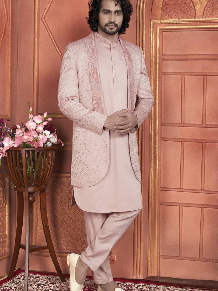 Ferskenfarvet kunstsilke indo-vestlig traditionel sherwani kurta med jakke og bukser til mænd til bryllup - trådbroderi arbejde for engroshandel hos HATKE BRIDE