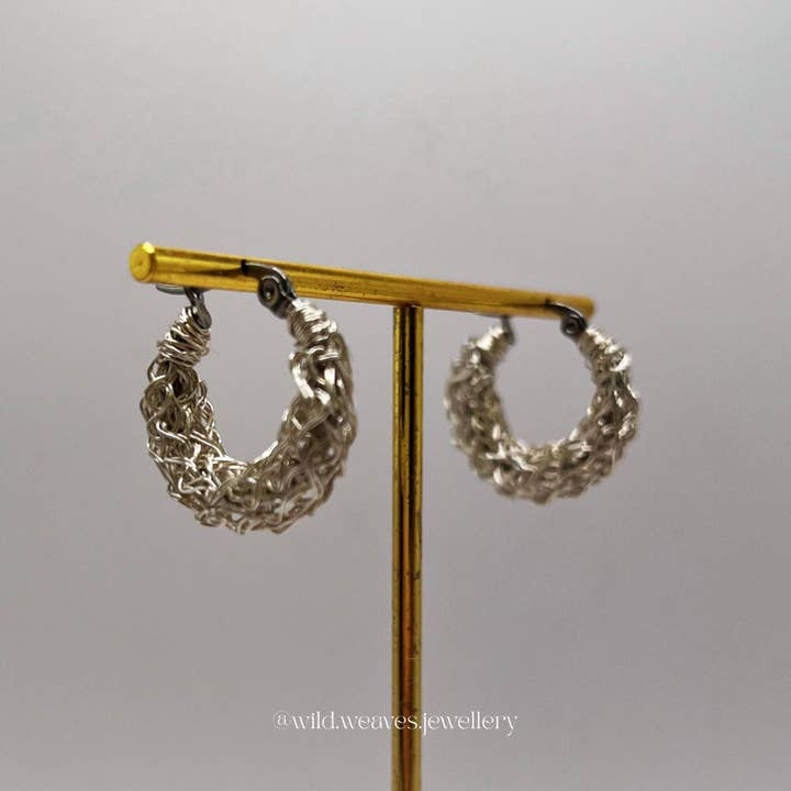 Versilberte handgestrickte Mini-Creolen für den Großhandel von Wild Weaves Jewellery by Sara Lindgren