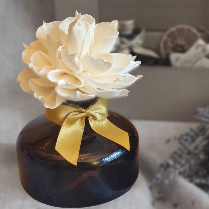 Diffuseur de parfum de luxe avec une fleur en bois de Sola pour la vente par The Beehive Candle Company
