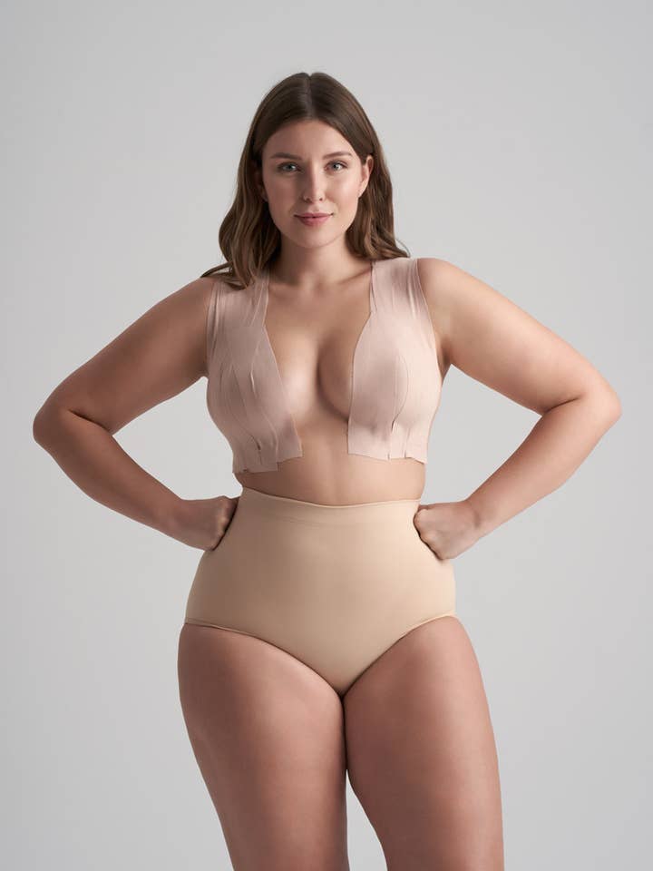 Body Tape + couvre-tétons en satin A-F+ pour la vente par Bye Bra