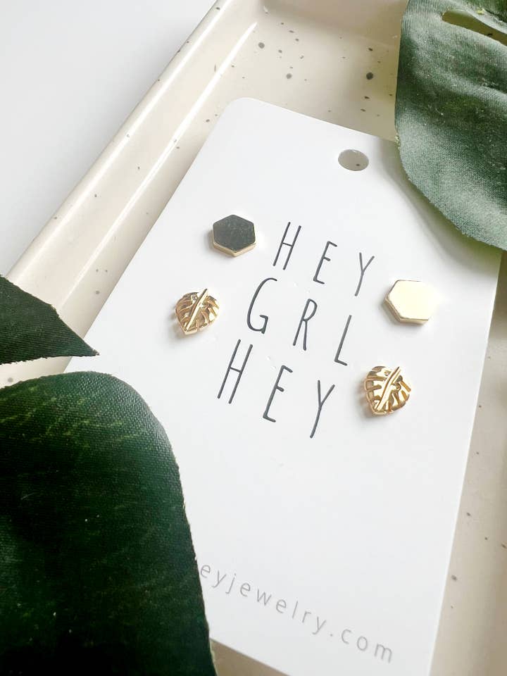 Le pack de boucles d'oreilles Hexagon Plant Stud pour la vente par Hey Grl Hey Jewelry
