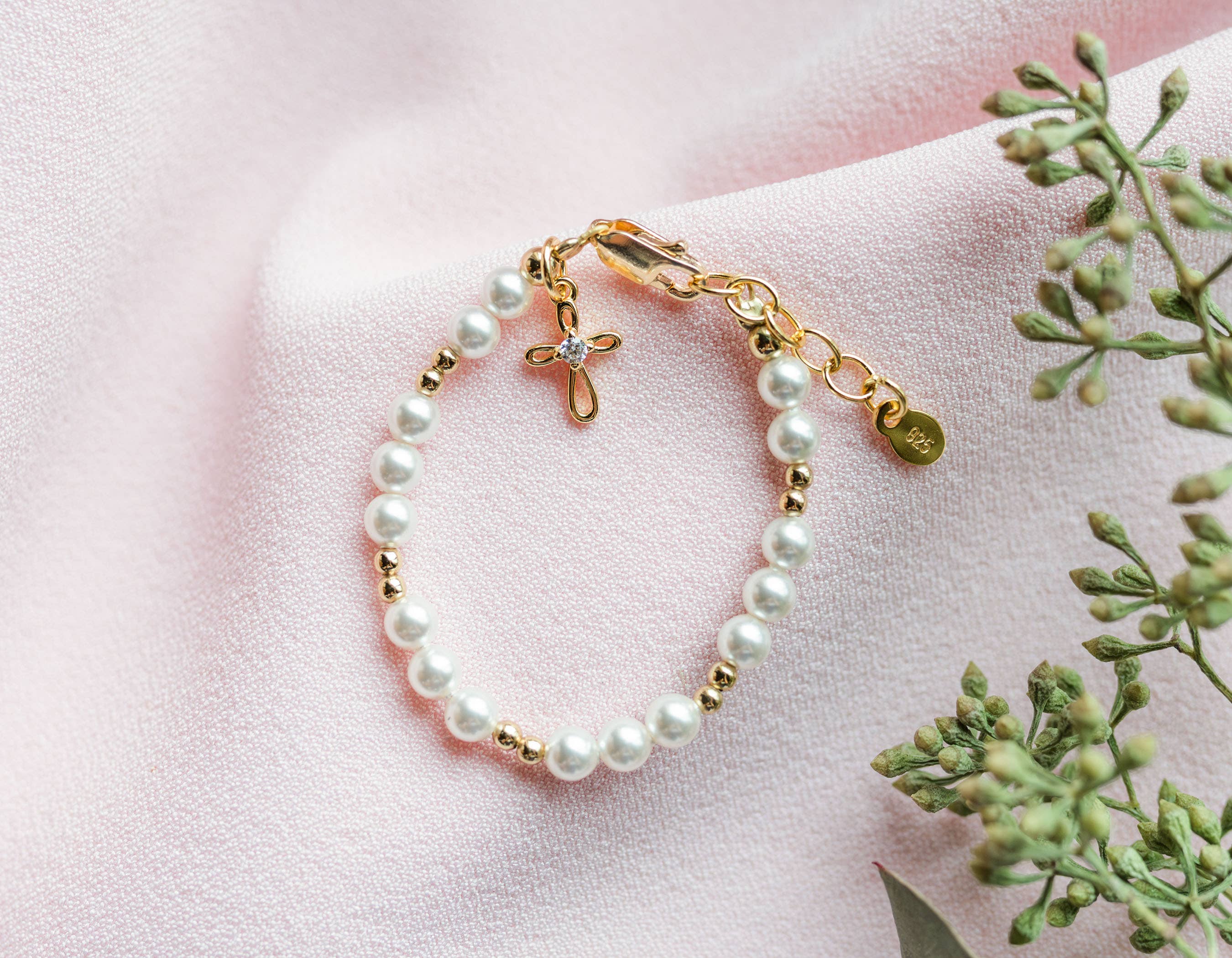 Cherished Moments – Engroshandel Perlearmbånd – Børn – Armbånd til baby med 14K guldbelægning og kors - gave til dåb eller første nadver1