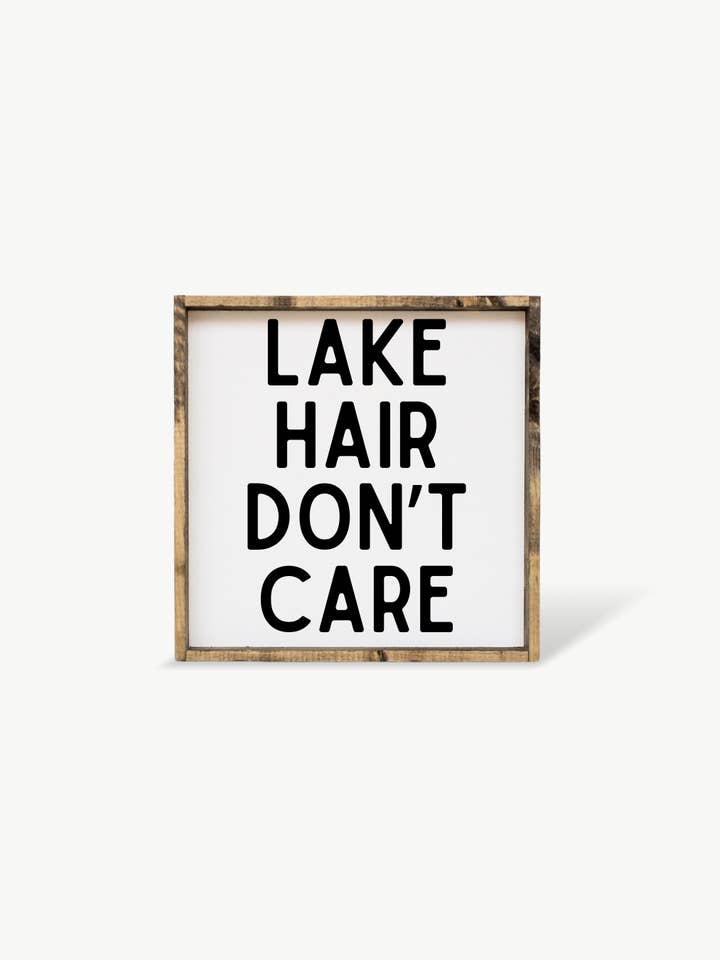 Seehaar ist mir egal gerahmter Druck – Dekoration für Ferienhaus oder Hütte für den Großhandel von Williamraedesigns