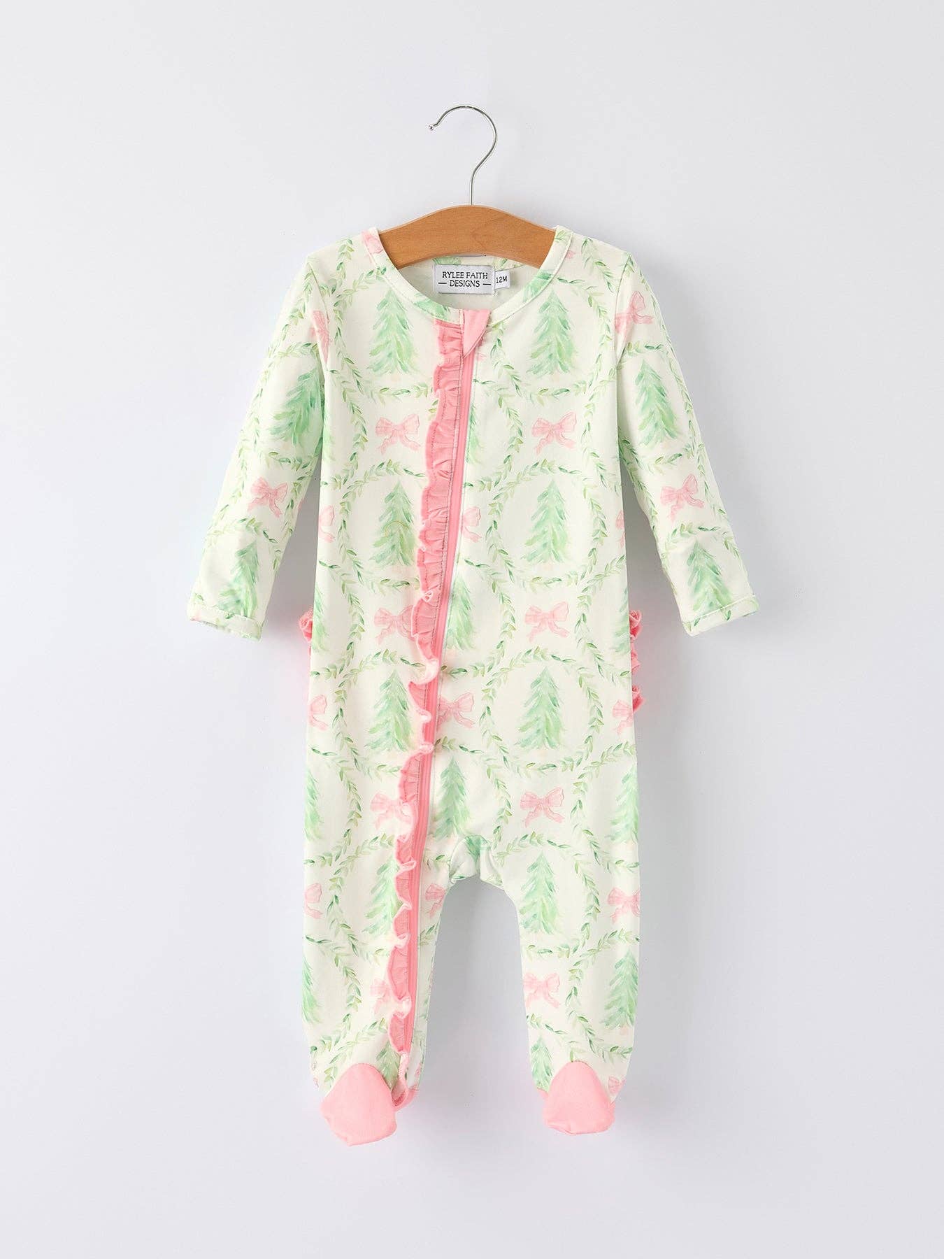 Rylee Faith Designs - Vente Barboteuse – bébé - Combinaison à manches longues avec fermeture éclair et imprimé de couronne d'arbre de Noël pour bébé fille4