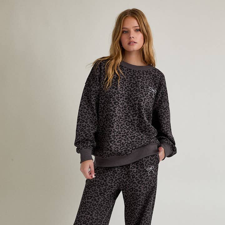 CREW NECK WASHED SWEATSHIRT WITH SWEATPANTS and other Purchase Wholesale musselin kleidung. Free Returns & Net 60 Terms on Faire trending on Faire.
