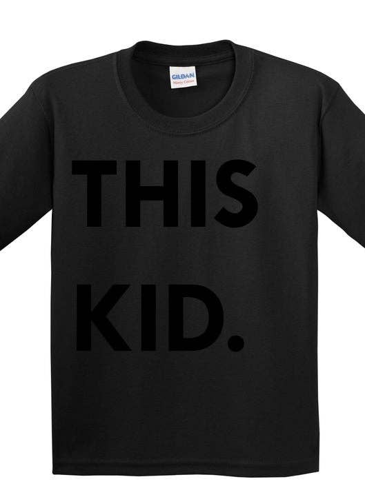 DENNA KID SUPPLY CO. - Denna Kid Tee - Svart på Svart (Spädbarn & Småbarn storlekar) för wholesale av This Kid Clothing Co.
