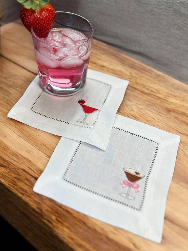 Tovaglioli da cocktail ricamati Fragola Daiquiri per la vendita all'ingrosso da parte di Amanda Rose Thread Co