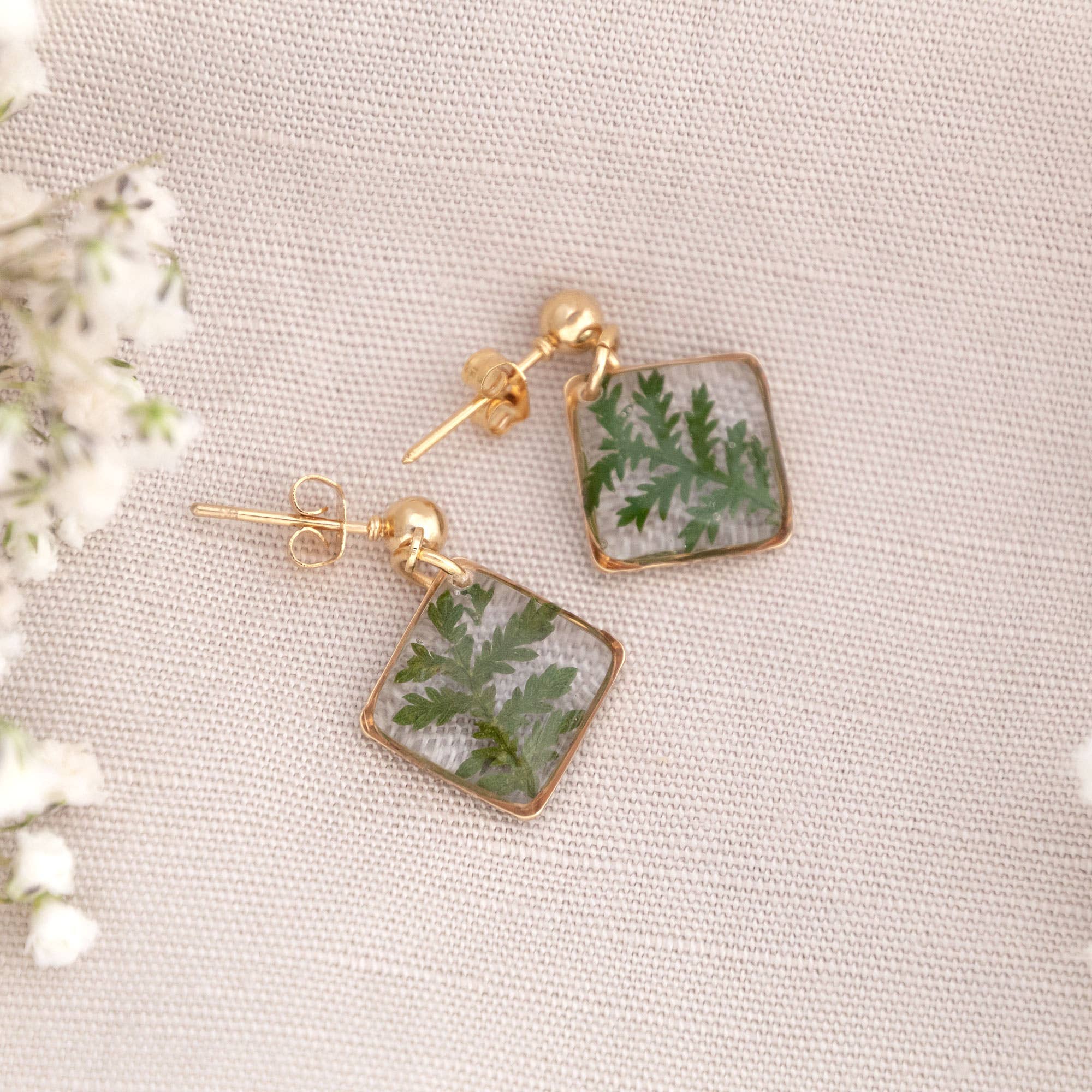Allie and Posie – wholesale Dangle earrings – Gold drop earrings with real dried pressed fern leaves1