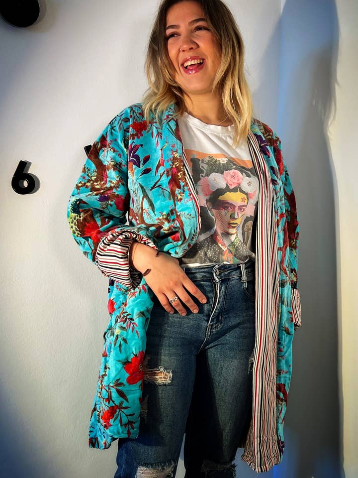 Kinomy – wholesale Rock - Dam – Mönstrad kappa i trehårig sammet med kimonomodell1