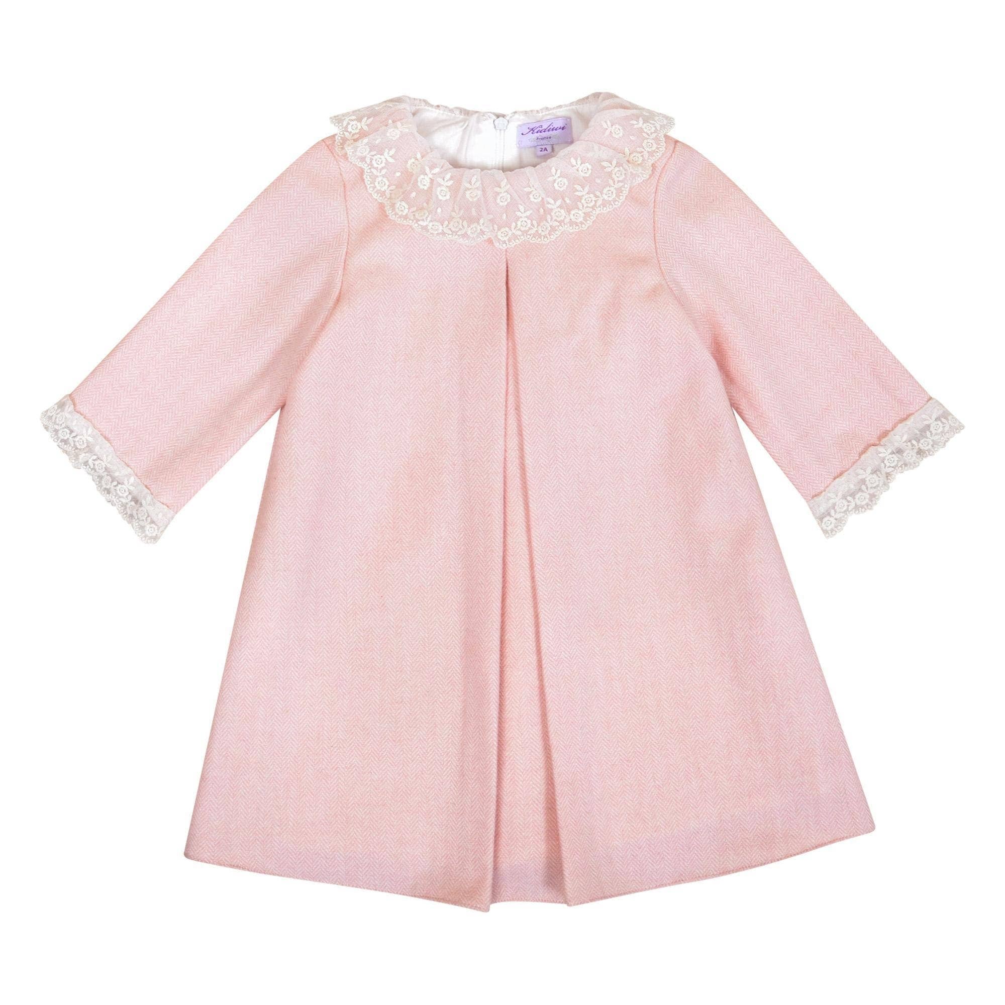 Kidiwi handmade - Vendita all'ingrosso Vestito - Bambini - Madeleine, Abito a maniche 3/4 con volant, colletto in pizzo, in spina di pesce rosa con lana0