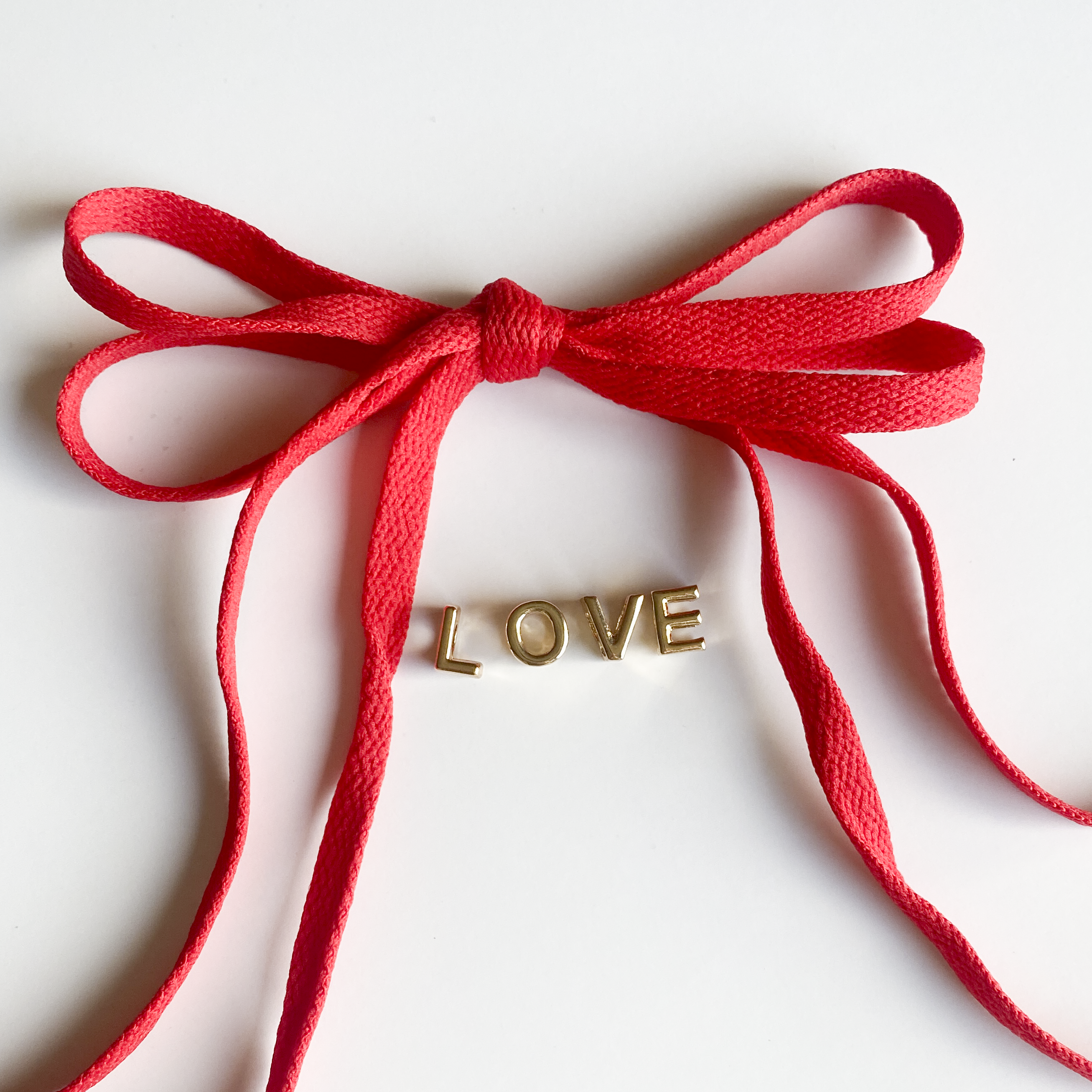 Leo & Lee Studio - Wholesale Shoelaces - Unisex - Love Sneaker Charm Sets - Gold LOVE with Red & White Laces2