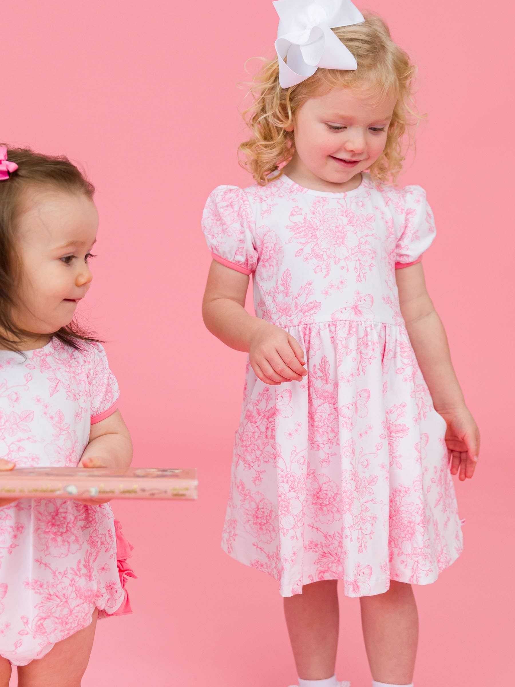 Rosa Flickors rosa fjärilsträdgård toile puff kortärmad klänning med rosett och snurrkjol för wholesale på Faire1