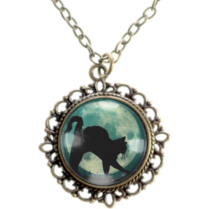Collier avec pendentif d'Halloween orné de chat noir sur lune bleue pour la vente par The Divine Iguana