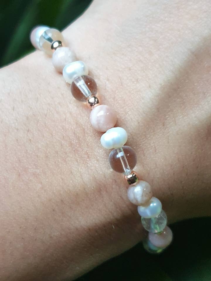 Bracciale in pietra di luna con perle rosa per la vendita all'ingrosso da parte di Lapiseum