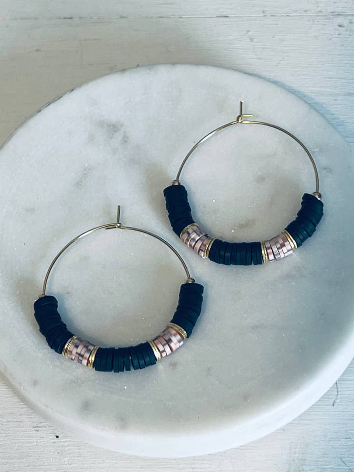 Créoles Heishi en noir moucheté pour la vente par Inspiration Beads
