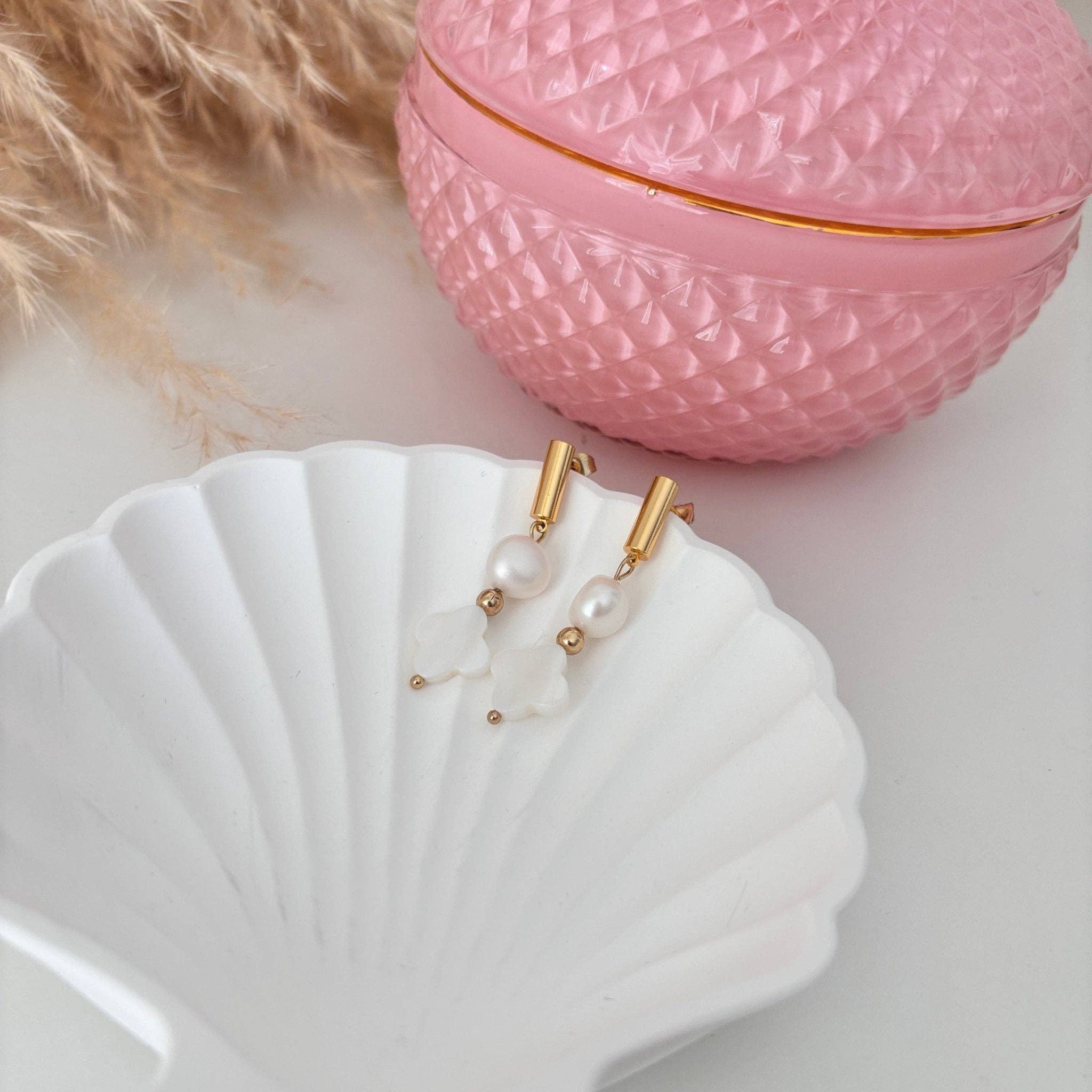 DUESTELLE ITALIA - Wholesale Dangle Earrings - Fleur de Pearl Earrings - White Four-Leaf Clover Earrings4