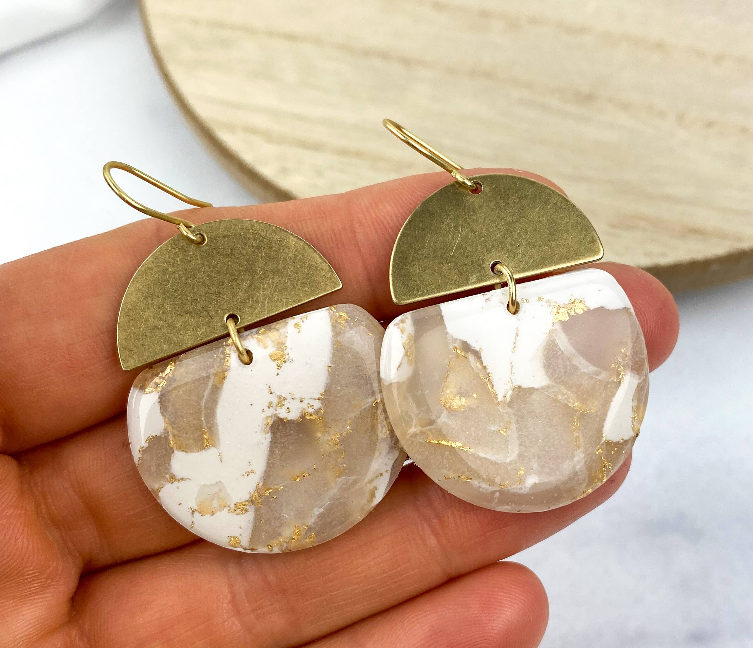 Light Shine - Vente Boucles d'oreilles pendantes - Kaija | Boucle d'oreille en forme de goutte d'argile | Légère blanche et translucide1