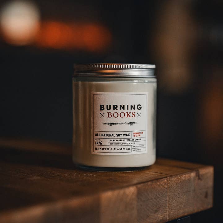 Hearth & Hammer - Venta al por mayor Velas en tarros - Burning Books - Vela literaria de soja (8 oz)