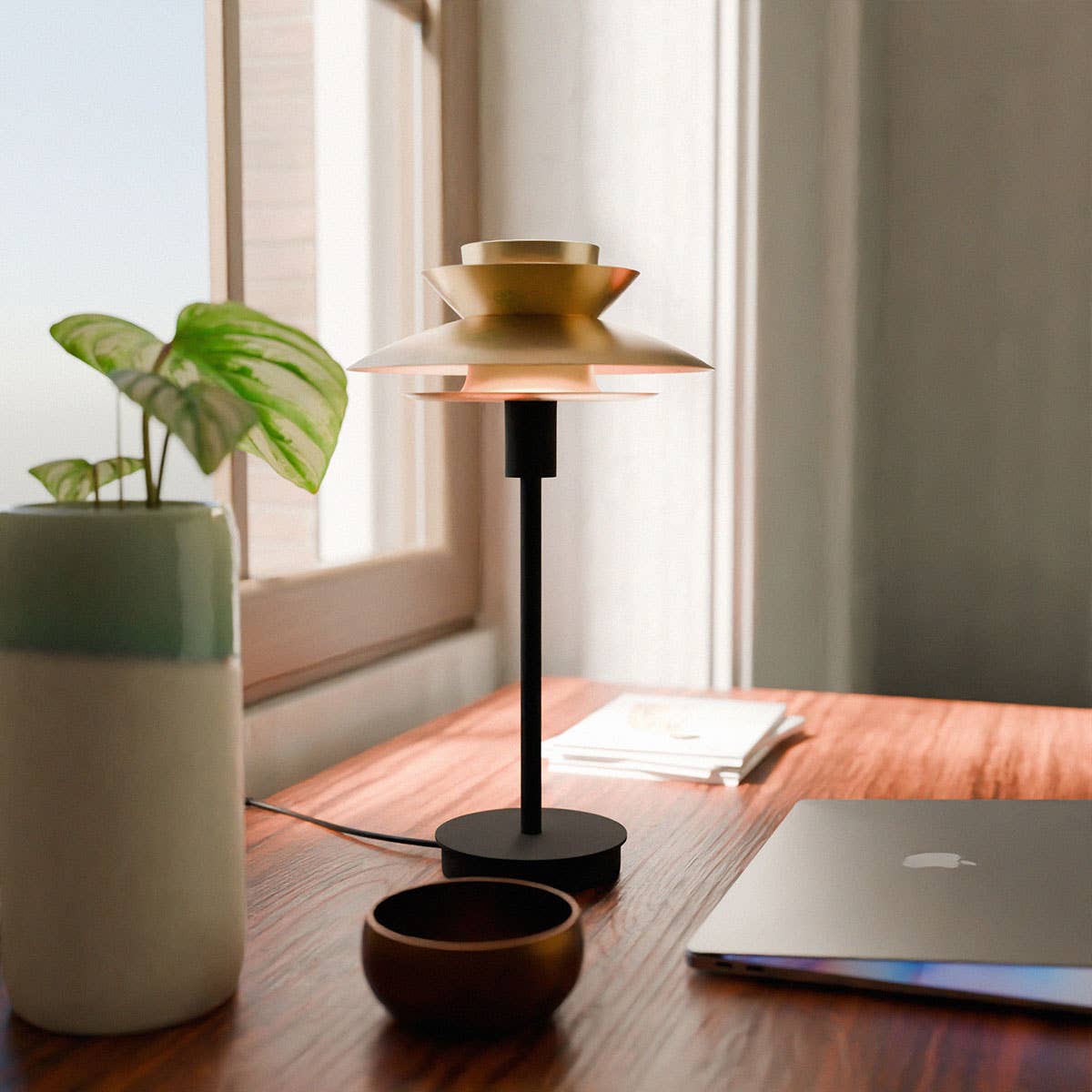 Gdeco – wholesale Accent-/skrivbordslampa – Dina bordslampa med svart fot och guldfärgad skärm1