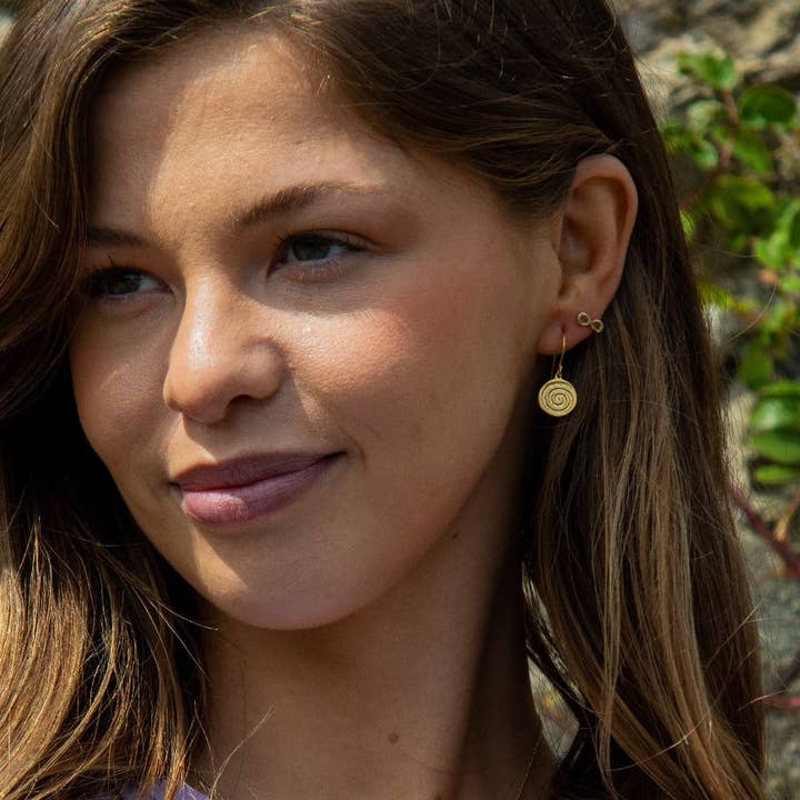 Boucles d'oreilles en or massif 9ct Infinity (symbolisant des possibilités infinies) pour la vente par Liwu Jewellery