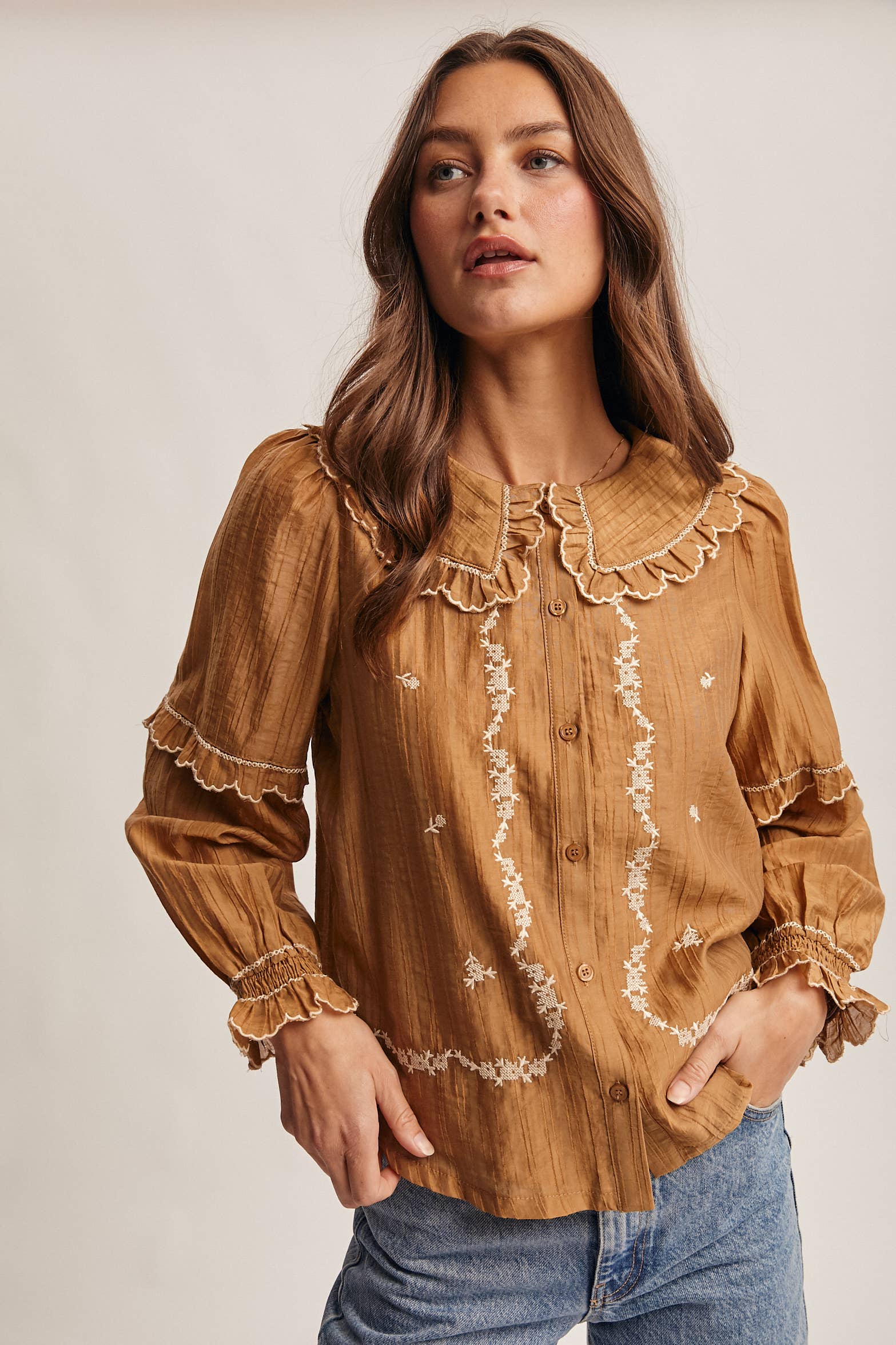 Forte – wholesale Blus - Dam – Broderad blus i bomull med volangkrage FT00038