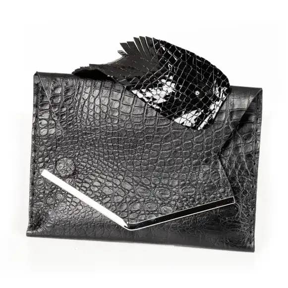 Sort krokodillepræget læderclutch med foldet manchet for engroshandel hos The Dark