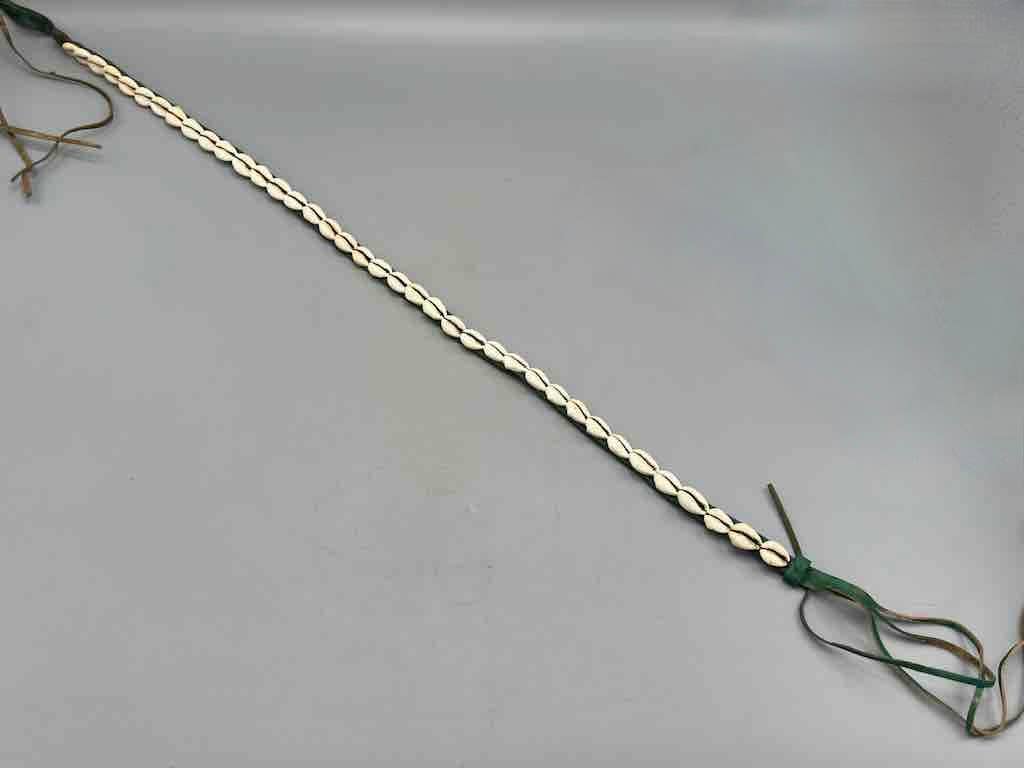 The Niger Bend – Großhandel Gürtel – Damen – Schmaler afrikanischer Krawattenverschluss aus echtem Kaurimuschelleder28