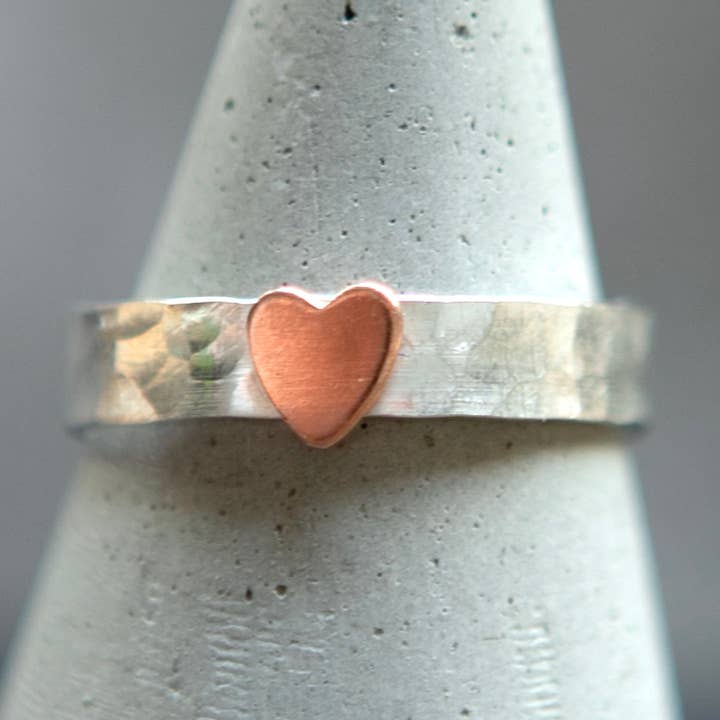 Bandas anchas estampadas a mano, plata de ley, anillos estampados para venta al por mayor de The Old Farmhouse Jewellery