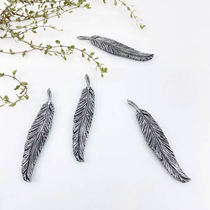 Dekorativ sjælden jordmagnet med fjer for engroshandel hos MICHELLE BEAUDOIN