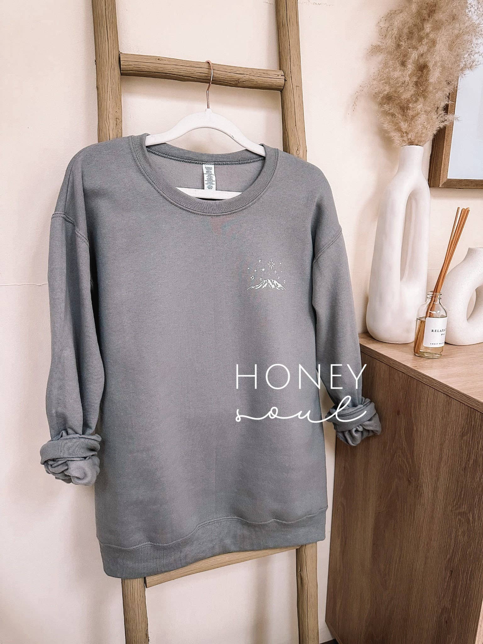 Honey Soul LLC - Wholesale Graphic Sweatshirt - Women's - If The Stars Were Made To Worship So Will I Graphic Crewneck3