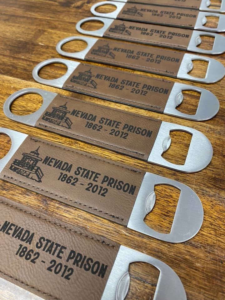 Décapsuleur personnalisé en cuir et métal pour la vente par 395ART