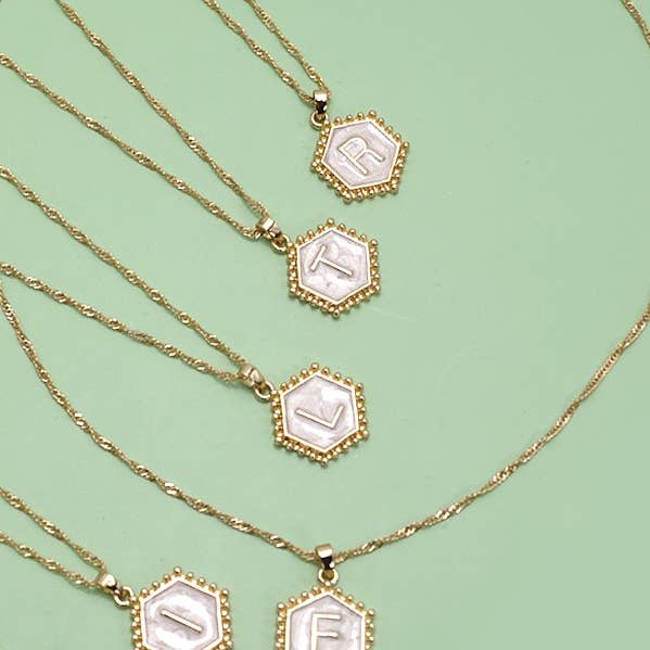 JOSSLYN by wall to wall - Venta al por mayor Collares con colgantes/abalorios - COLLAR CON DIJES EPOXÍDICOS HEXAGONALES CON MONOGRAMA INICIAL | 80N3386