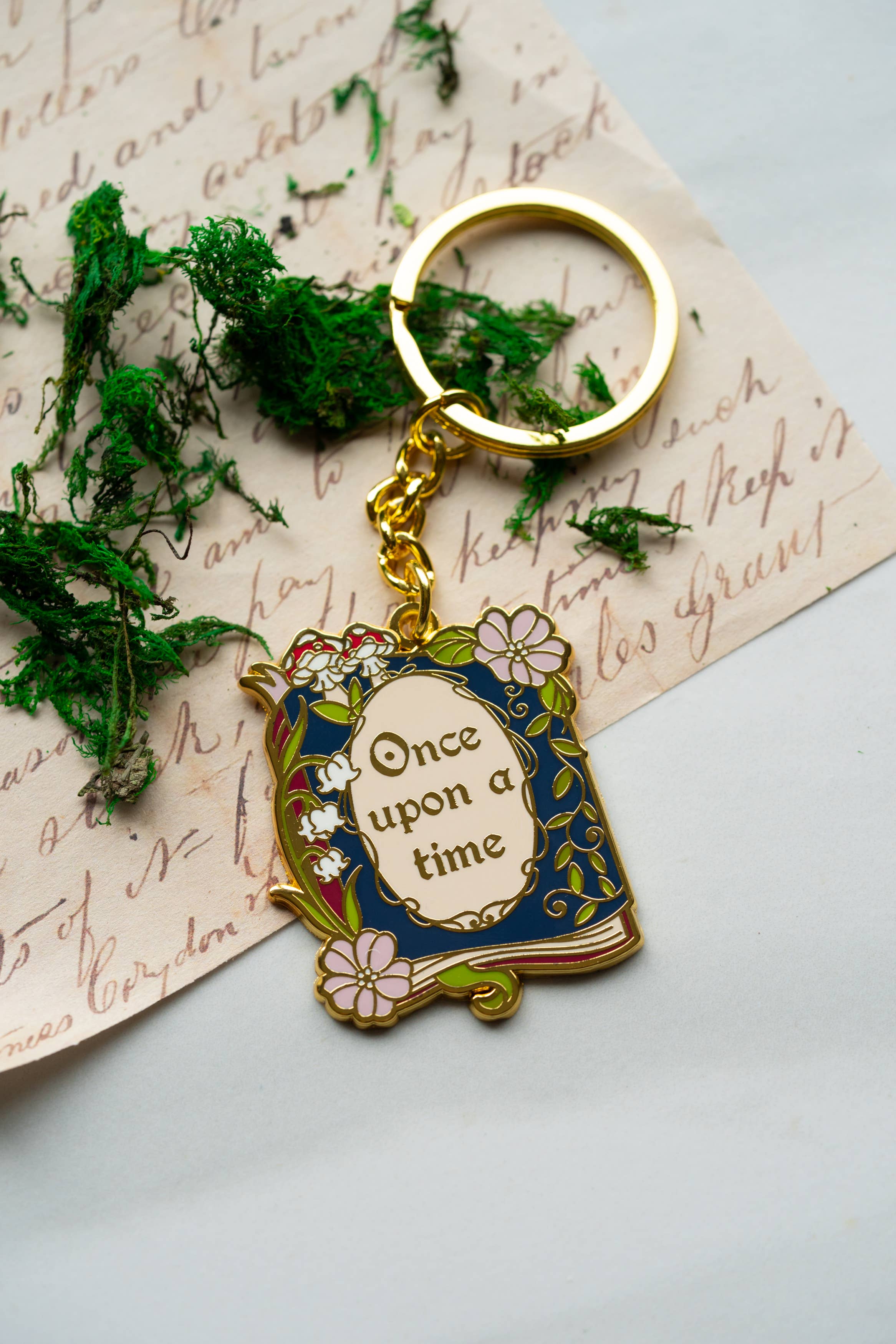 The Bookish Atelier - Vendita all'ingrosso Portachiavi - Donna - Portachiavi in smalto C'era una volta, amante dei libri e della lettura0