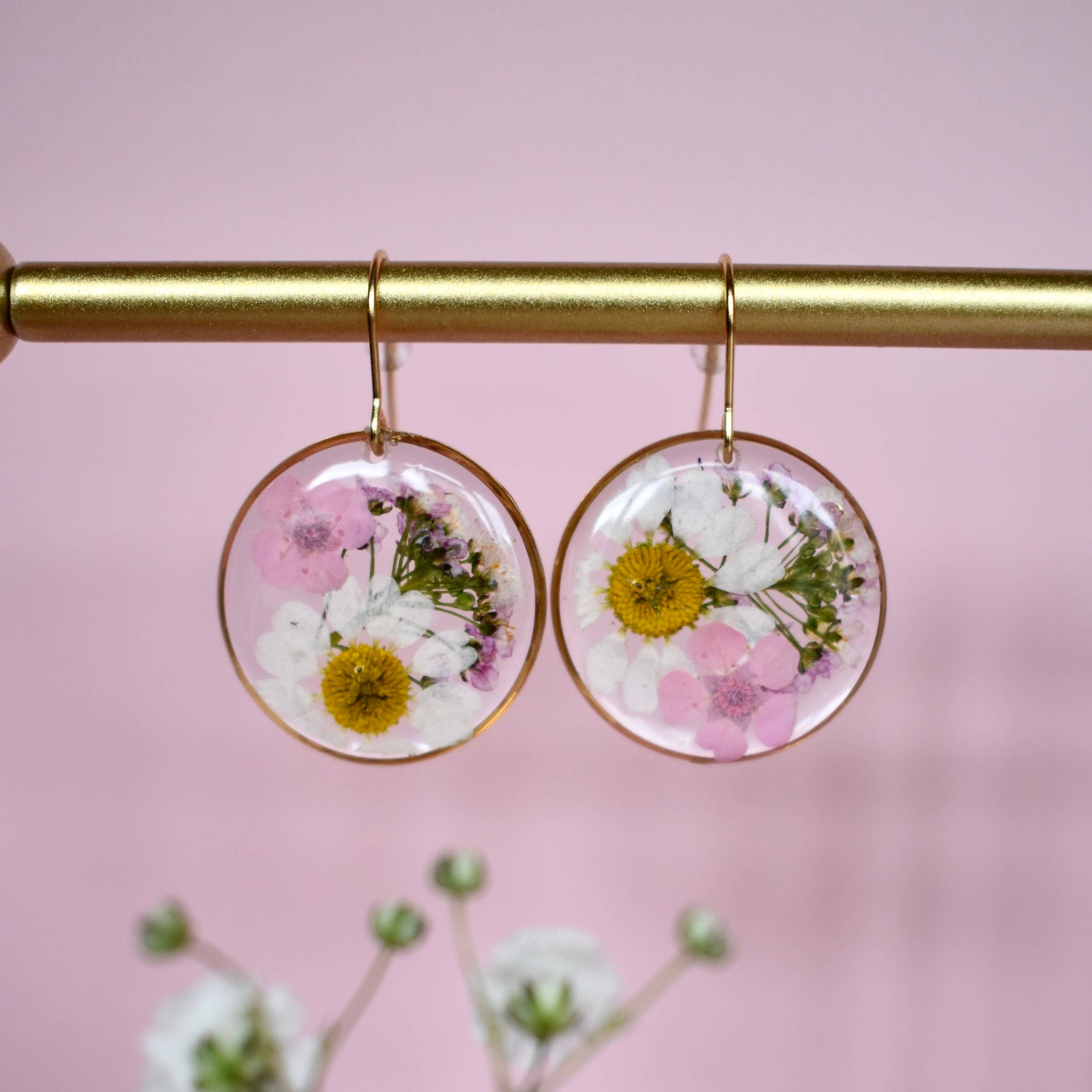 Rose & Bramley – wholesale Dangle earrings – Pink Daisy Earrings1