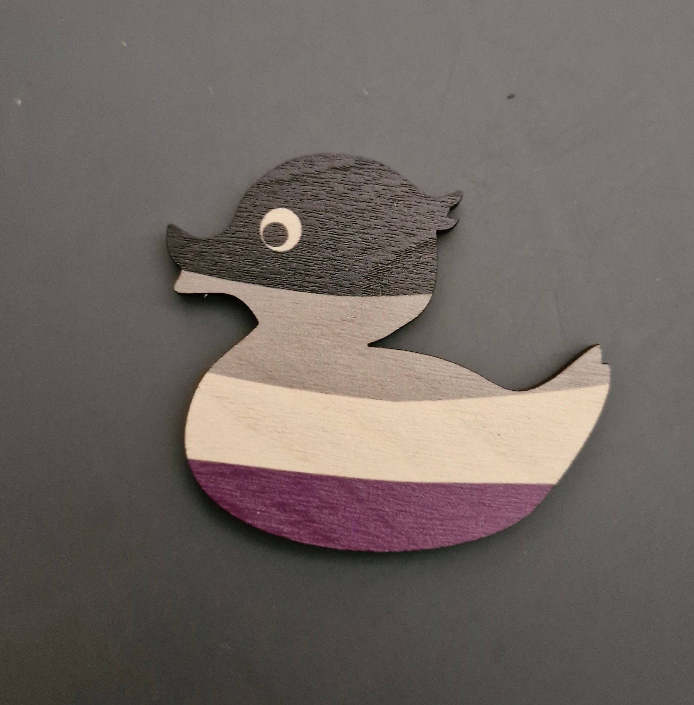 Dukki Gifts – wholesale Magnet – Pride flag duck shaped LGBTQIA+ wooden fridge magnets9