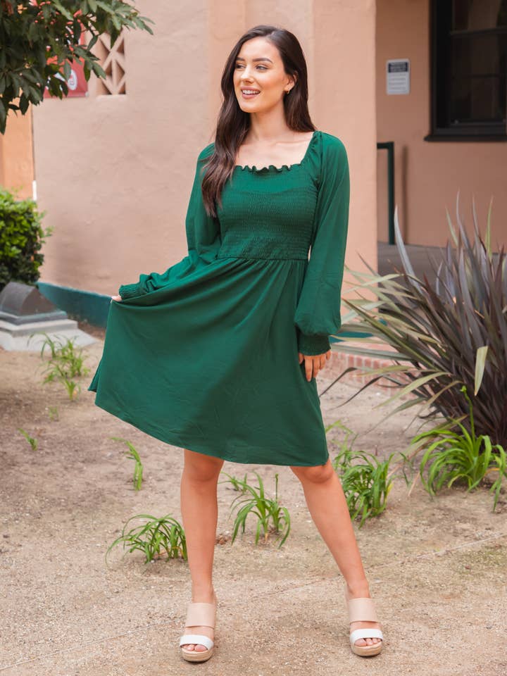 Robe Triana unie smockée à col carré pour la vente par Tickled Teal