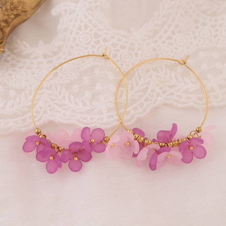 Goldene Kreolen mit pastelllila Blüten aus Harz und Kugeln für den Großhandel von JOYA