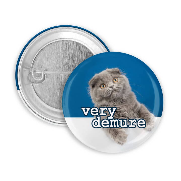 Meget Demure cat pinback-knap/badge for engroshandel hos Prickly Cactus Collage