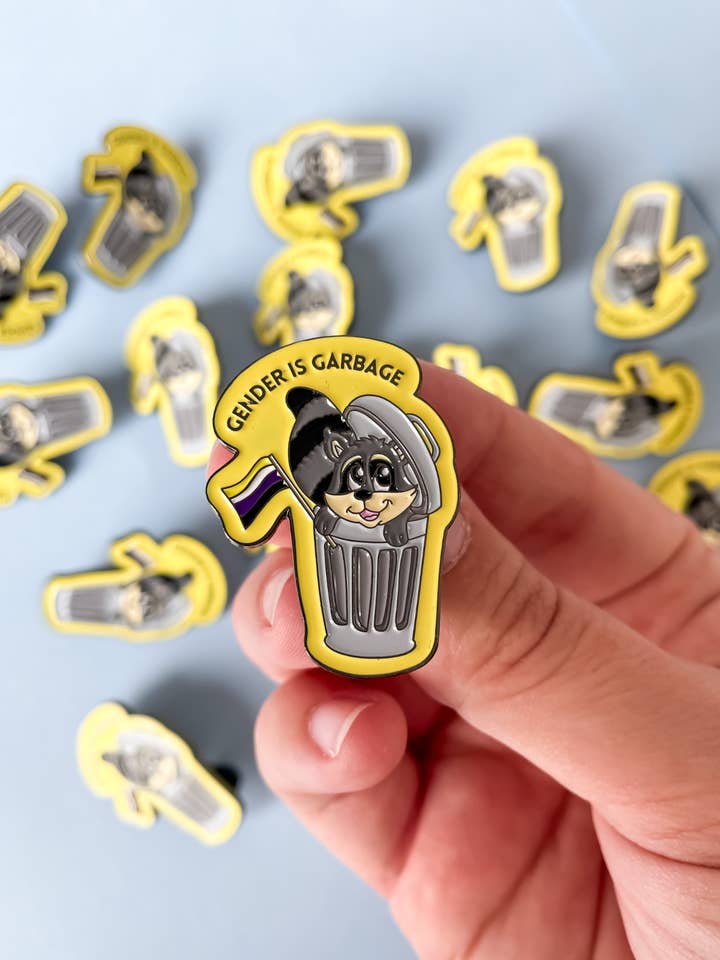 Pin esmaltado Gender is Garbage no binario LGBTQIA+ Pride para venta al por mayor de Rainbow Certified