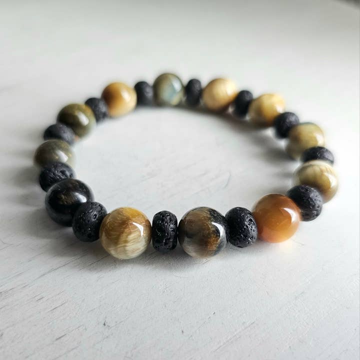 Bracelet extensible - Œil de tigre bleu doré et lave pour la vente par Divine Dragon Designs