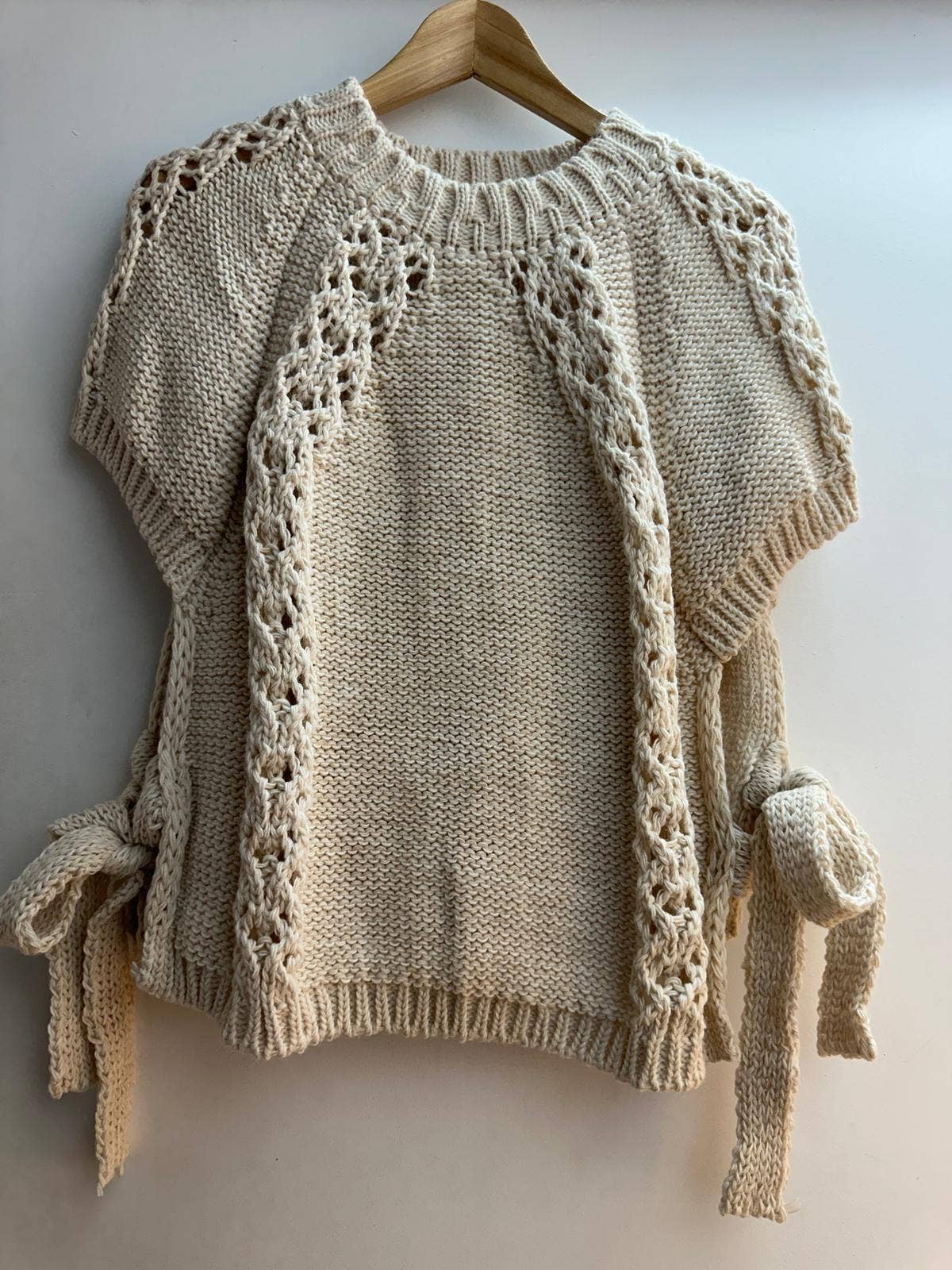 LORIANE - Vente Pull en maille – femme - 129 Pull Gilet/Ponchos
Deux nœuds à faire sur le côté2