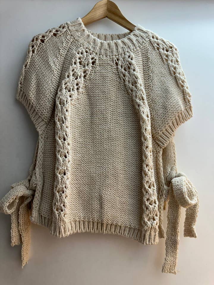 LORIANE - Wholesale Knitted jumper – Women′s - 129 sweater Vest/Ponchos
Two knots to tie on the side2