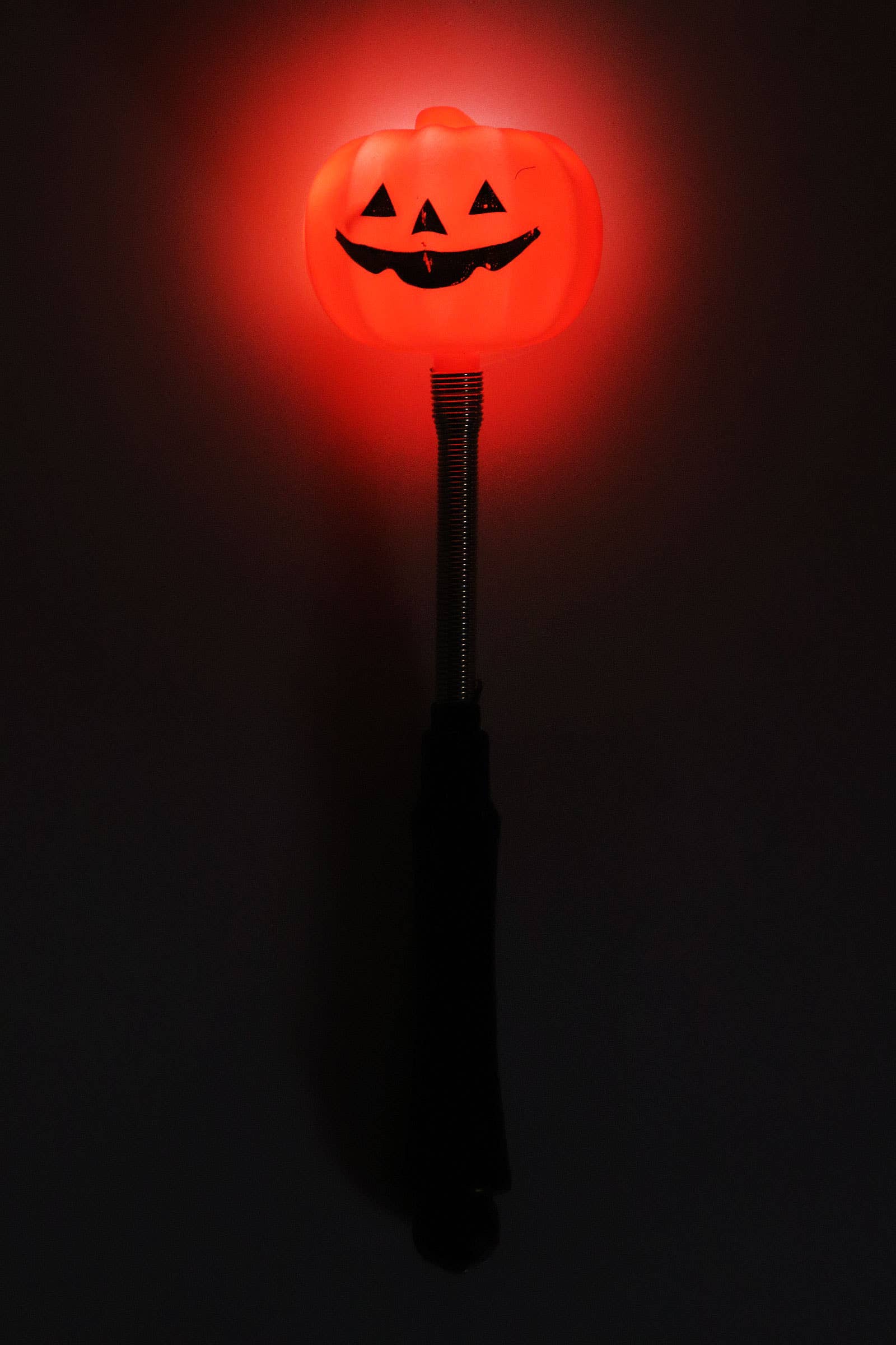 ASSORTI Baguette lumineuse à LED avec tête de Halloween suspendue sur ressort en vente sur Faire9