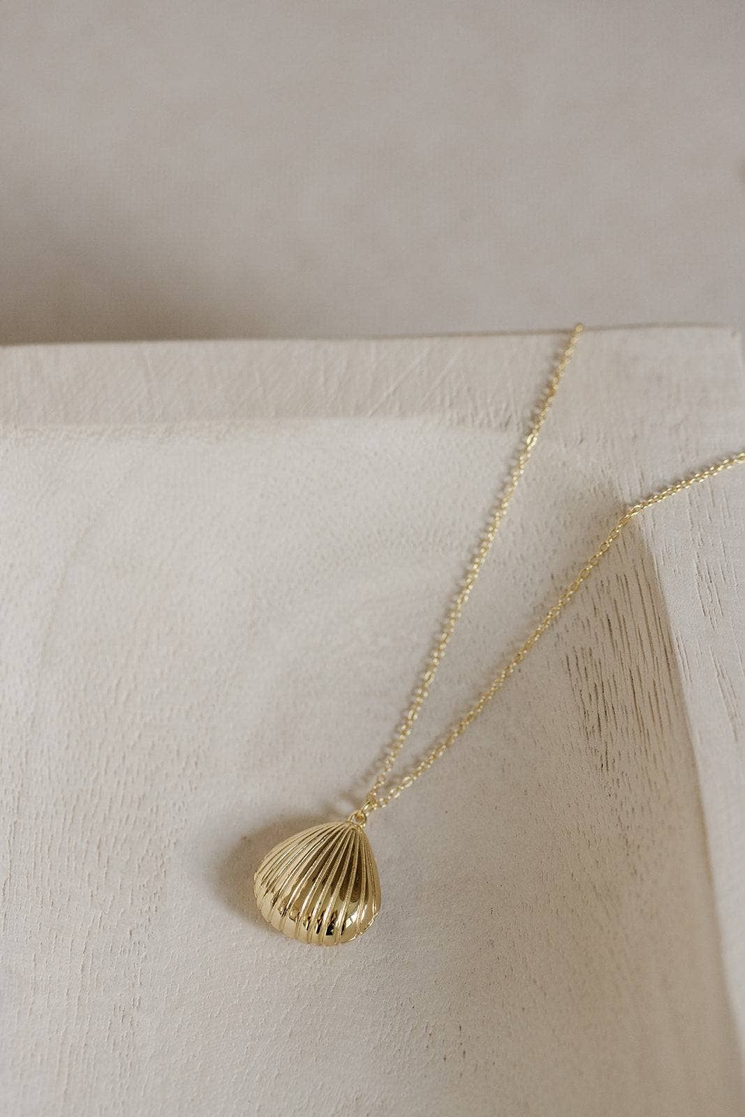 Coast and Cove – Engroshandel Halskæde med vedhæng – Muslingskalmedaljon0