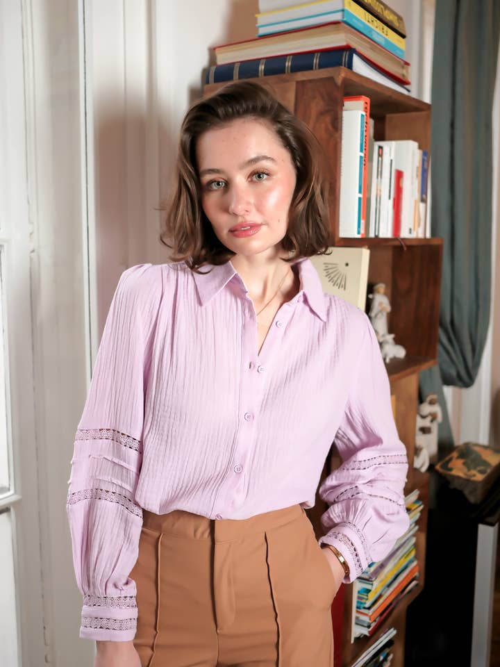 LOVIE & CO – Großhandel Hemd mit Button-down-Kragen – Damen – Bluse aus Baumwollgaze mit Spitze - ASD95027-JOSEPHINE3