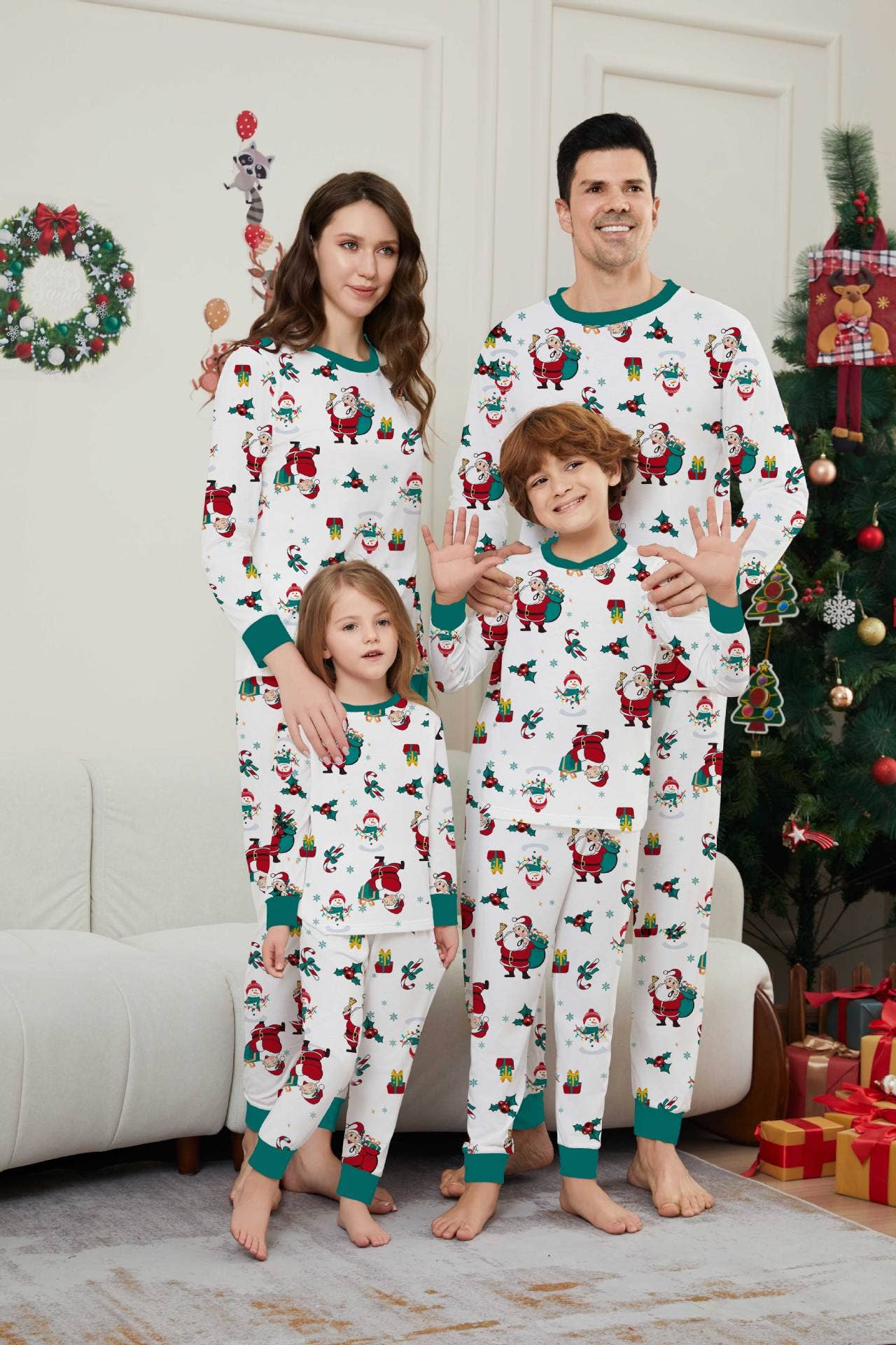 Wit Kerstpyjama's voor het hele gezin met de Kerstman in het wit voor groothandel op Faire2