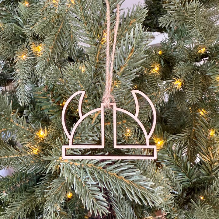 Ornamento Recortado de Madeira Capacete Viking© por Aurora North Home por atacado de Aurora North Home