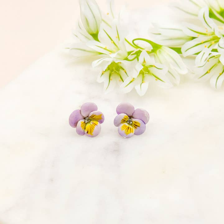 Hop Skip & Flutter – Engroshandel Ørestikkere – Porcelæn Pastel lilla Stedmoderblomst Stud Ørering/Stedmoderblomst øreringe