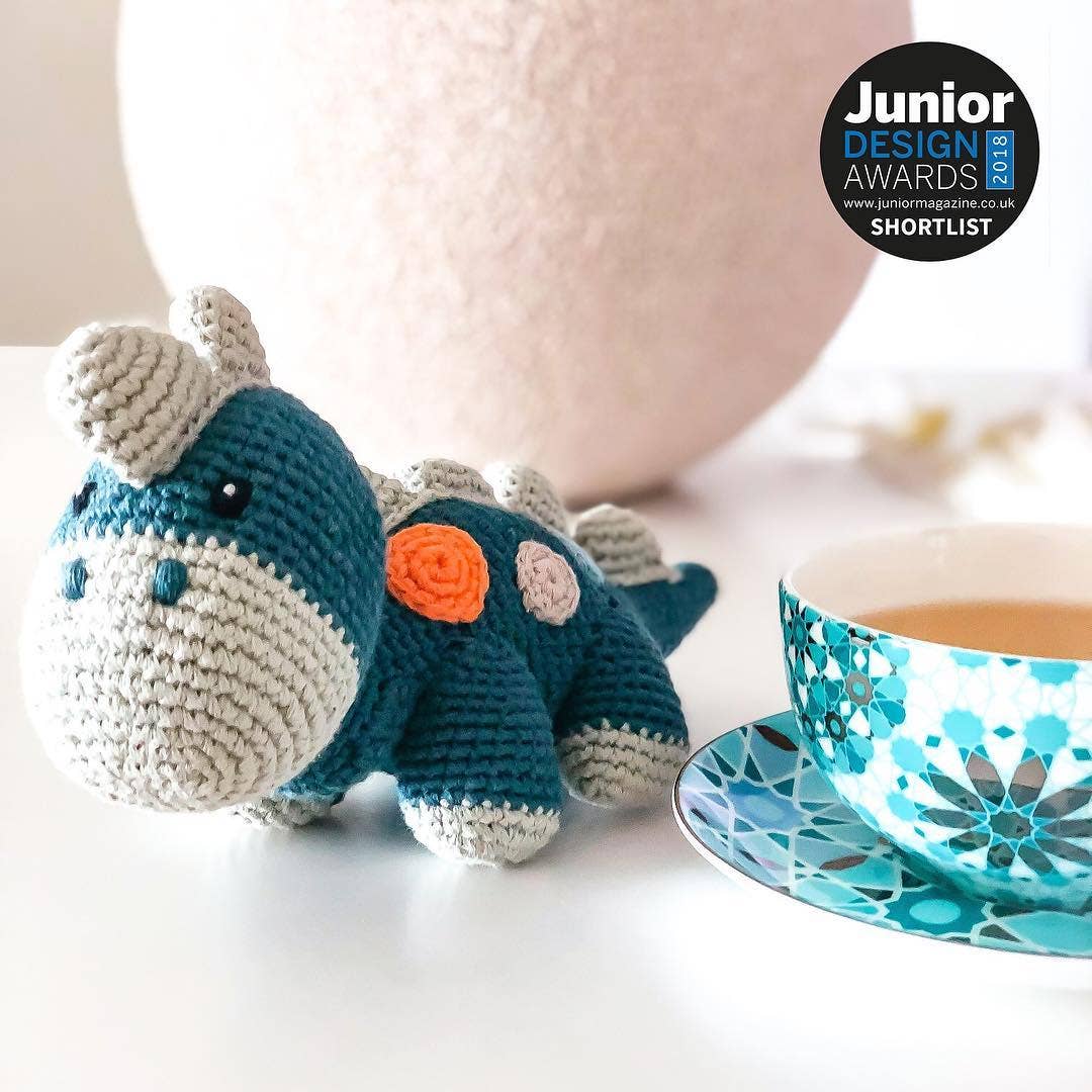 Pebblechild – wholesale Skallra - Baby – Virkat babyleksak dinosaurie skallra - petrolblå7